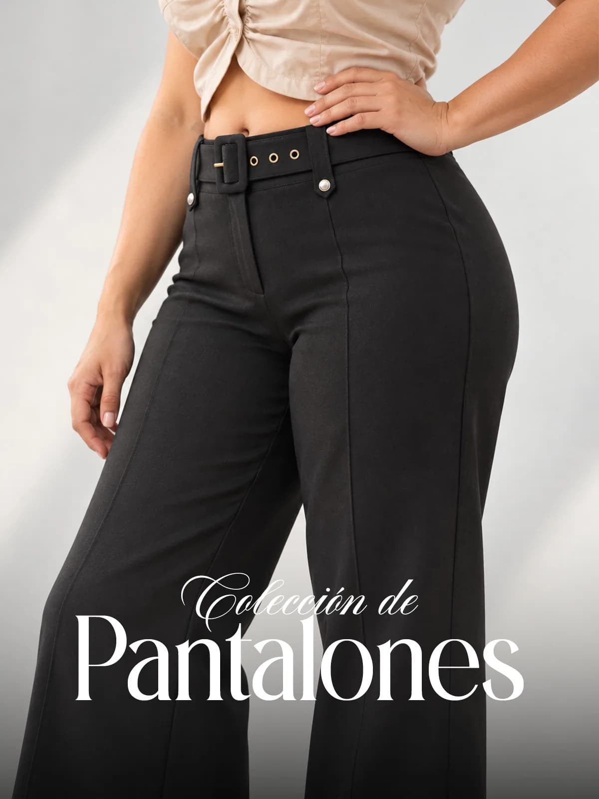 Modelo con pantalón negro de pierna ancha y blusa beige anudada